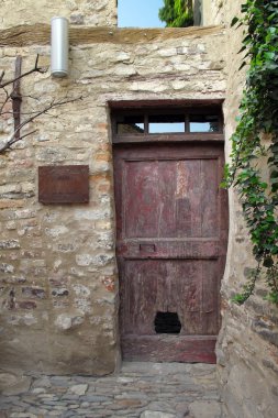 Eski kapı aralığında Monforte dalba, İtalya.