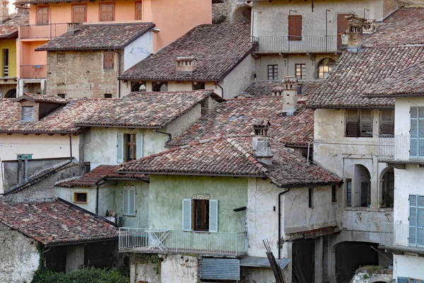 Den staden Monforte dalba i norra Italien. — Stockfoto