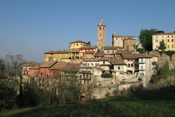 Die stadt monforte dalba in norditalien. — Stockfoto