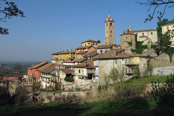 イタリア北部の町のモンフォルテ ダルバ. — ストック写真