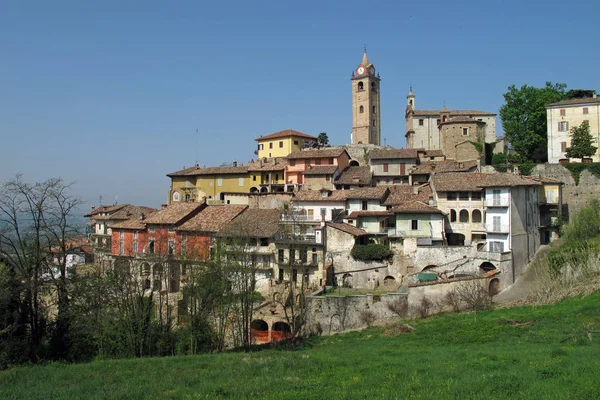 La ciudad de Monforte dAlba en el norte de Italia . —  Fotos de Stock