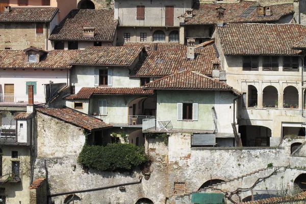 Den staden Monforte dalba i norra Italien. — Stockfoto
