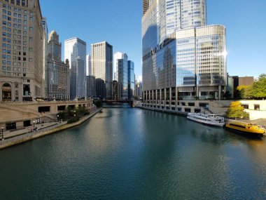 Chicago şehir ve Chicago Nehri.