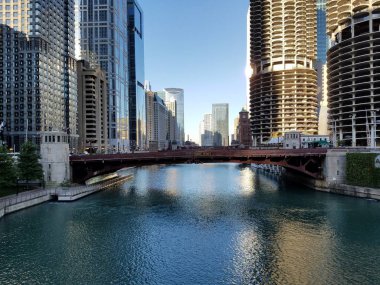 Chicago şehir ve Chicago Nehri.