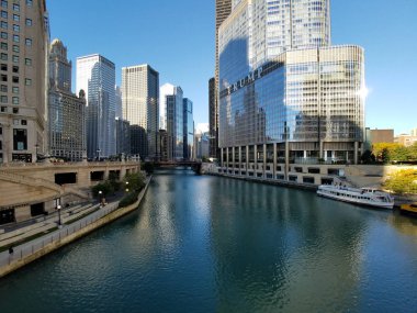 Chicago şehir ve Chicago Nehri.