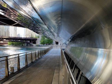 Chicago Riverwalk üzerinde yansıtıcı Altgeçit.