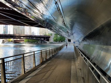 Chicago Riverwalk üzerinde yansıtıcı Altgeçit.