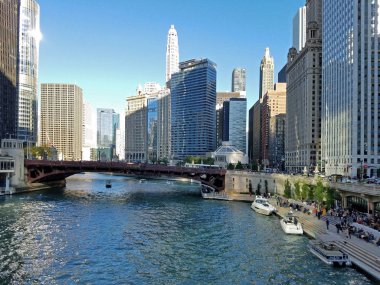 Chicago şehir ve Chicago Nehri.