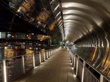 Yansıtıcı Chicago Riverwalk Altgeçit geceleri.