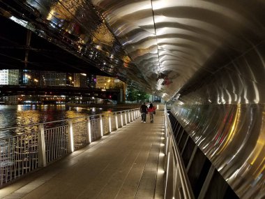 Yansıtıcı Chicago Riverwalk Altgeçit geceleri.
