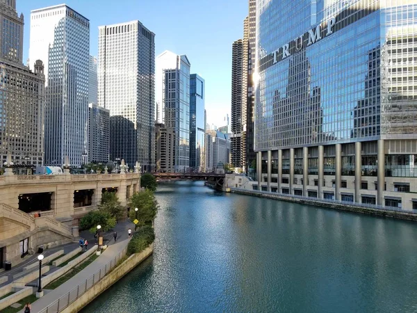 La ciudad de Chicago y el río Chicago . — Foto de Stock