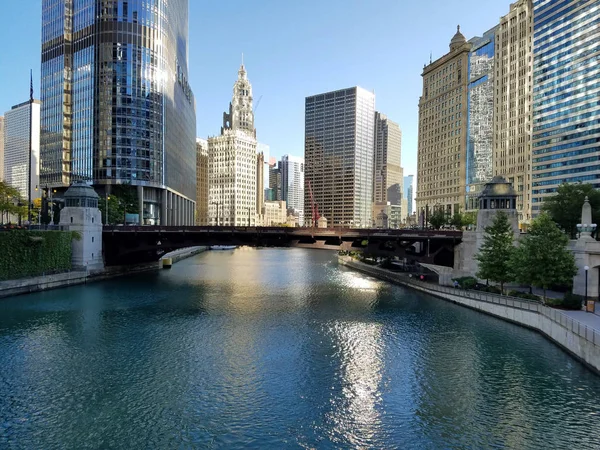 La ciudad de Chicago y el río Chicago . — Foto de Stock