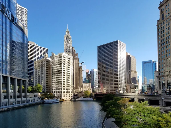 La ciudad de Chicago y el río Chicago . — Foto de Stock