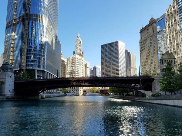 La ciudad de Chicago y el río Chicago . — Foto de Stock