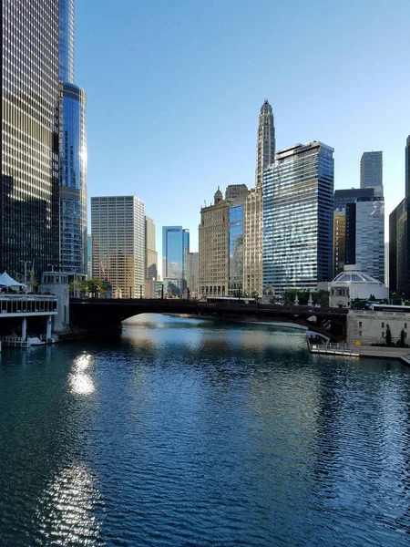 La ciudad de Chicago y el río Chicago . —  Fotos de Stock