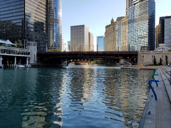 Chicago şehir ve Chicago Nehri. — Stok fotoğraf