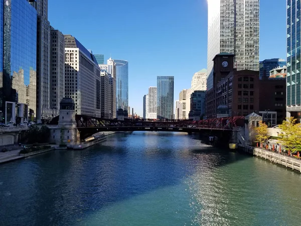 La città di Chicago e il fiume Chicago . — Foto Stock
