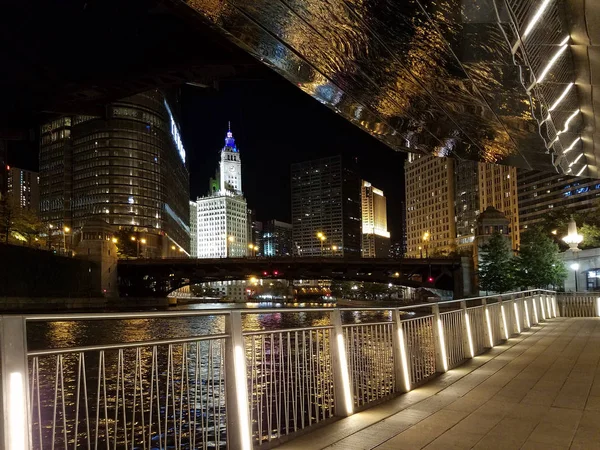 Reflexivo Chicago Riverwalk pasa por debajo por la noche . — Foto de Stock