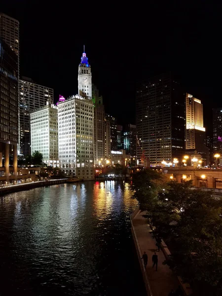 La ciudad de Chicago y el río Chicago por la noche . — Foto de Stock