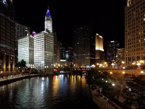 Chicago şehir ve gece Chicago Nehri. — Stok fotoğraf