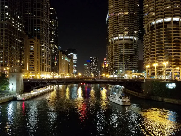 시카고의 도시와 밤에 시카고 강. — 스톡 사진