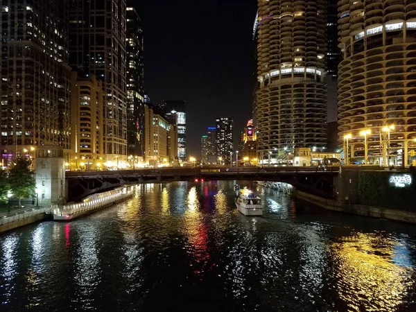 Город Чикаго и река Чикаго ночью . — стоковое фото
