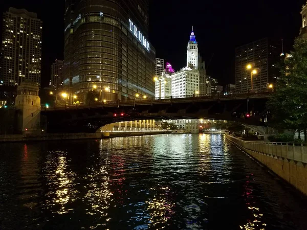 Staden Chicago och floden Chicago på natten. — Stockfoto