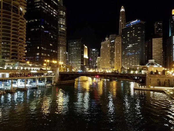 Staden Chicago och floden Chicago på natten. — Stockfoto