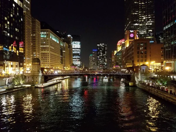 De stad van Chicago en de Chicago River in de nacht. — Stockfoto