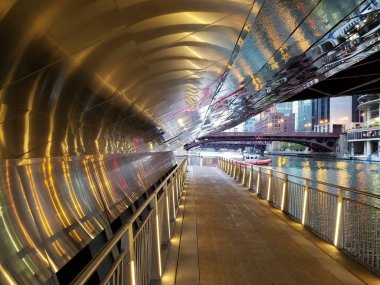 Chicago Riverwalk üzerinde yansıtıcı Altgeçit.