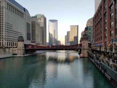Chicago şehir ve Chicago Nehri.