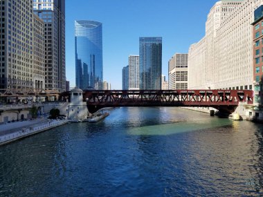 Chicago şehir ve Chicago Nehri.