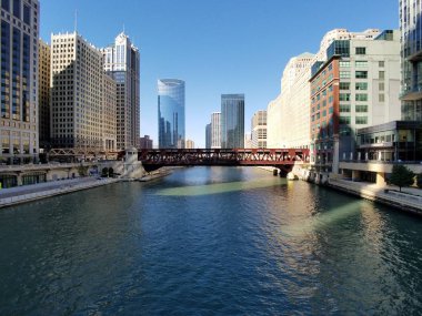Chicago şehir ve Chicago Nehri.