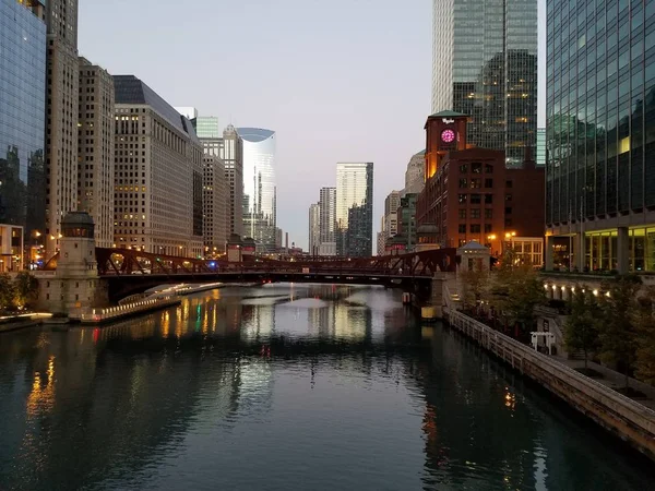 La ciudad de Chicago y el río Chicago . — Foto de Stock