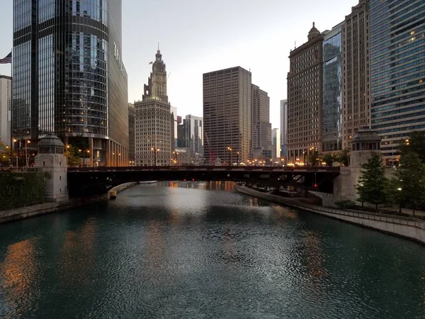 A cidade de Chicago e o rio Chicago . — Fotografia de Stock