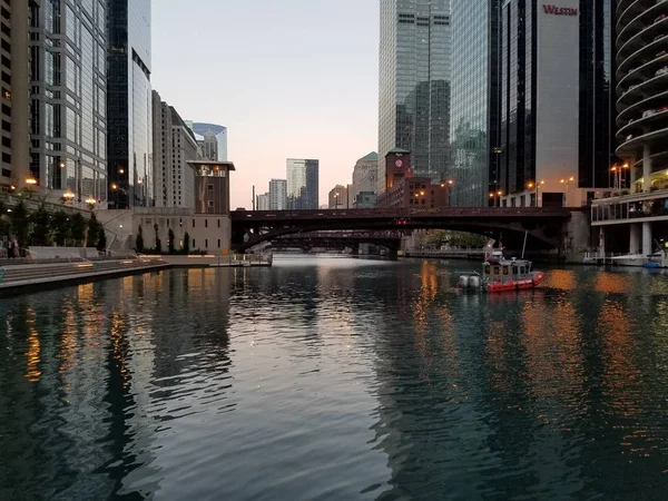 De stad van Chicago en de Chicago River. — Stockfoto