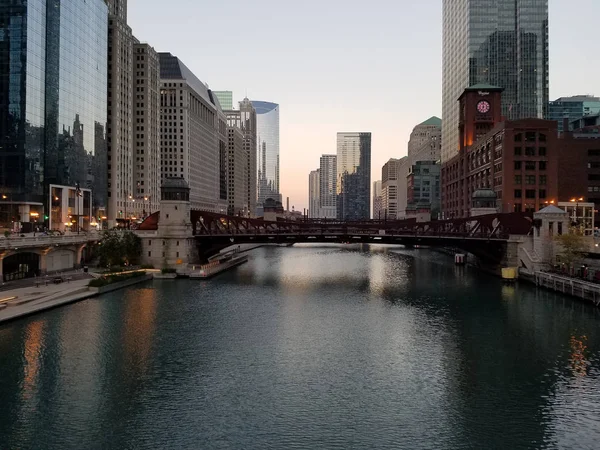 A cidade de Chicago e o rio Chicago . — Fotografia de Stock