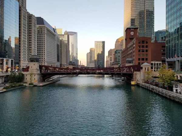 A cidade de Chicago e o rio Chicago . — Fotografia de Stock