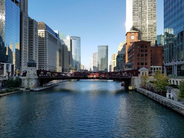 La ciudad de Chicago y el río Chicago . —  Fotos de Stock