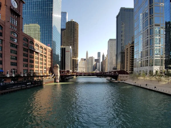 La ville de Chicago et la rivière Chicago . — Photo