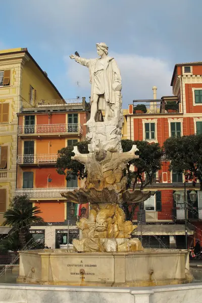 Staty av Christopher Columbus i Santa Margherita, Italien. — Stockfoto