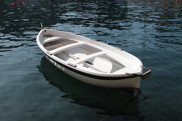 Dinghy Portofinon satamassa, Italia . — kuvapankkivalokuva