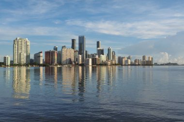 Miami şehir manzarası ve Biscayne Bay onun yansıması.