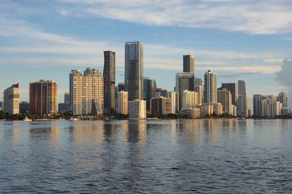 City of Miami skyline y su reflexión sobre Biscayne Bay . —  Fotos de Stock