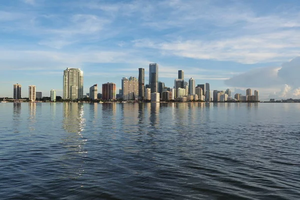 City of Miami skyline y su reflexión sobre Biscayne Bay . —  Fotos de Stock