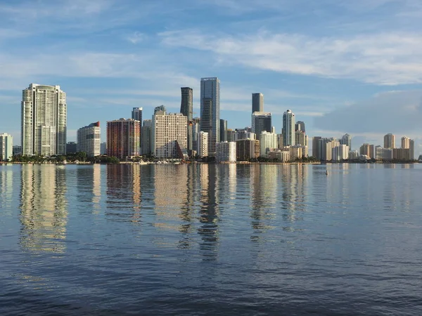 City of Miami skyline y su reflexión sobre Biscayne Bay . —  Fotos de Stock