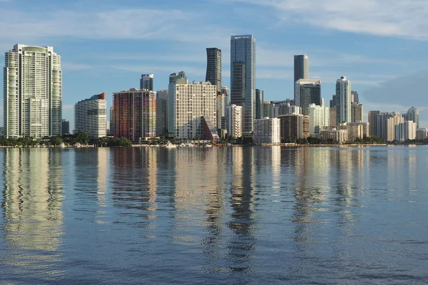 City of Miami skyline och dess speglar på Biscayne Bay. — Stockfoto
