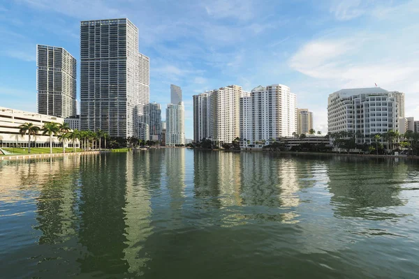 Budovy z Miami a Brickell klíče a jejich odrazy na Biscayne Bay. — Stock fotografie