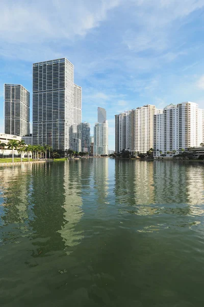 Будинки з Майамі і Brickell ключ і їх роздуми про затоку Біскейн. — стокове фото