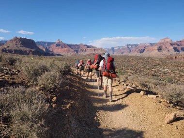 Büyük Kanyon Ulusal Parkı, Arizona 05-19-2018 Backpackers Hint Bahçe ve boynuz Creek büyük kanyon arasında Tonto Trail zammı.